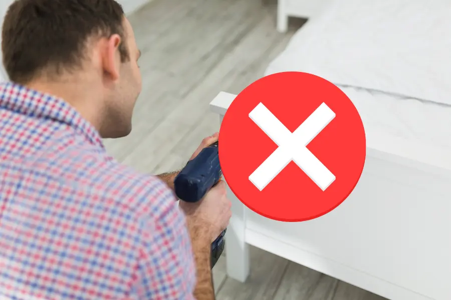 Mann macht beim Möbelaufbau Fehler