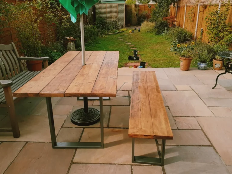 DIY-Esstisch auf einer Gartenterrasse