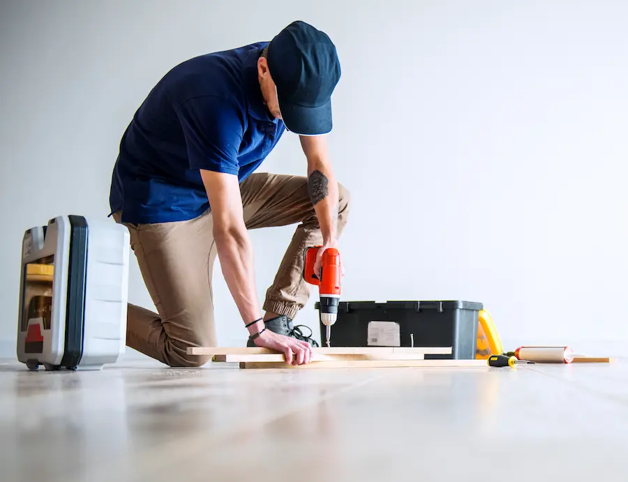 ludi-obnovlausie-koncepciu-doma professioneller Tischler beim Möbelaufbau