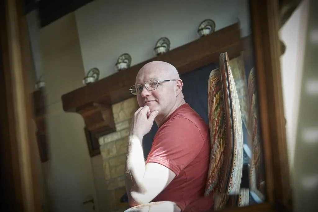man-759751_1280 Ein Mann erwägt den Kauf neuer Möbel