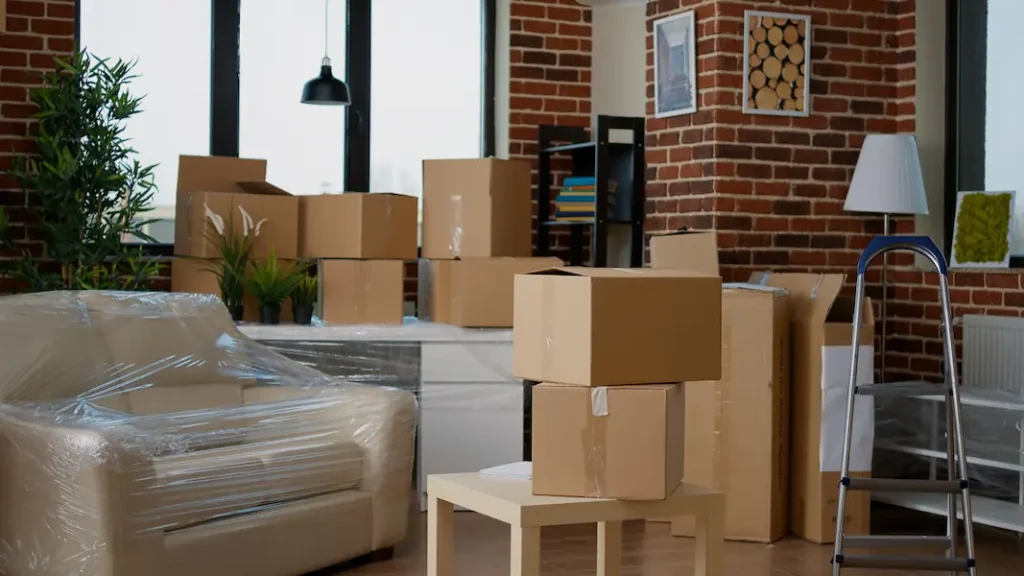 Verpackte Möbel und Dinge, die für den Umzug vorbereitet