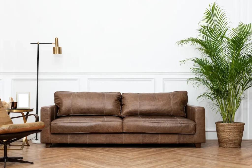 Ledersofa in einem Designer-Interieur in Weiß