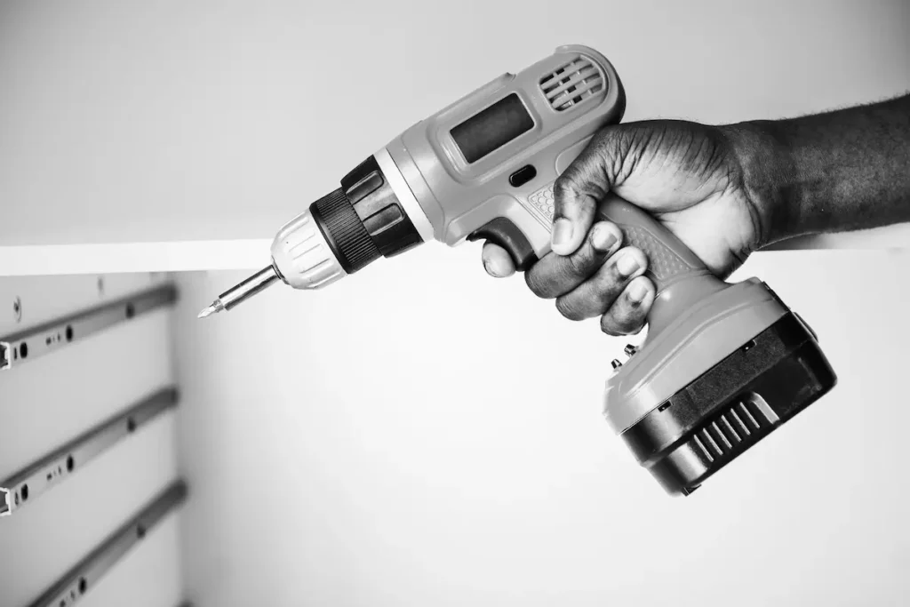 celovek-ispol-zuusii-elektronnuu-drel Möbelaufbau mit Werkzeug – Tipps für Einsteiger