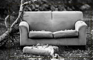 ein altes Sofa auf einer Mülldeponie