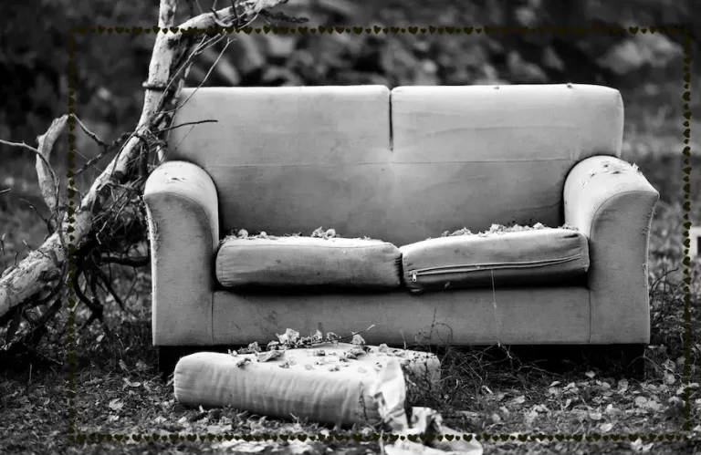 ein altes Sofa auf einer Mülldeponie