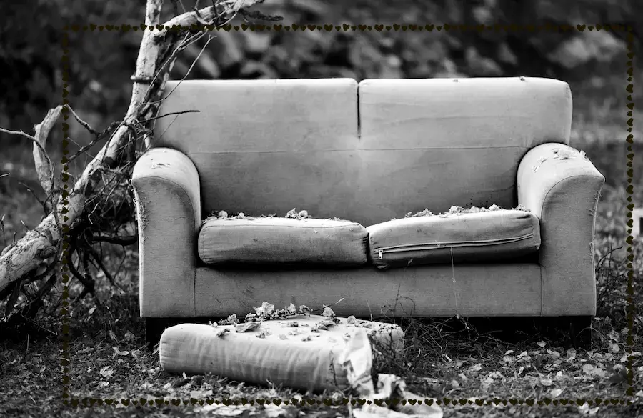 ein altes Sofa auf einer Mülldeponie